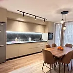 דירה Spacious Fancy טיראנה